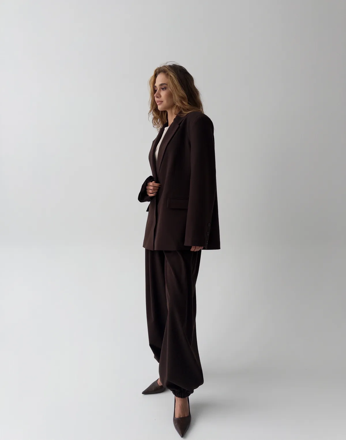 Комплект жакет оверсайз з чоловічого плеча та штани у спортивному стилі, шоколадні - Фото 3