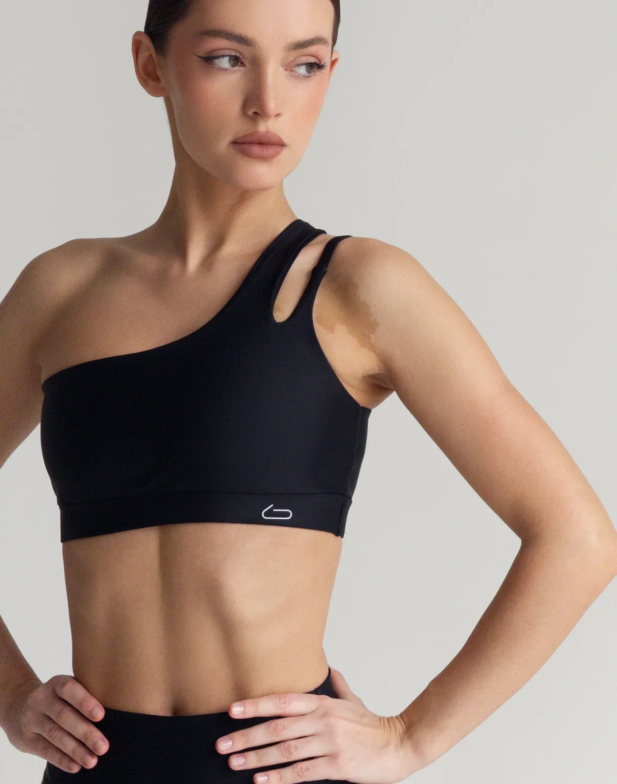 Комплект спортивний топ з асиметричними бретелями та лосини з високою посадкою, чорні - Фото 5