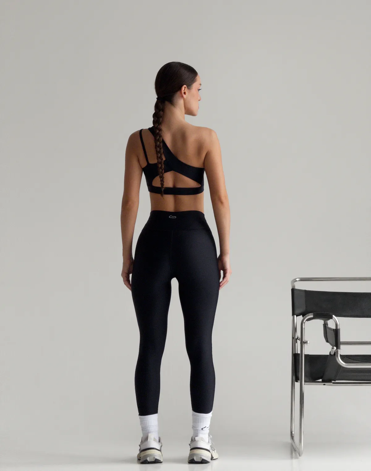 Комплект спортивний топ з асиметричними бретелями та лосини з високою посадкою, чорні - Фото 2
