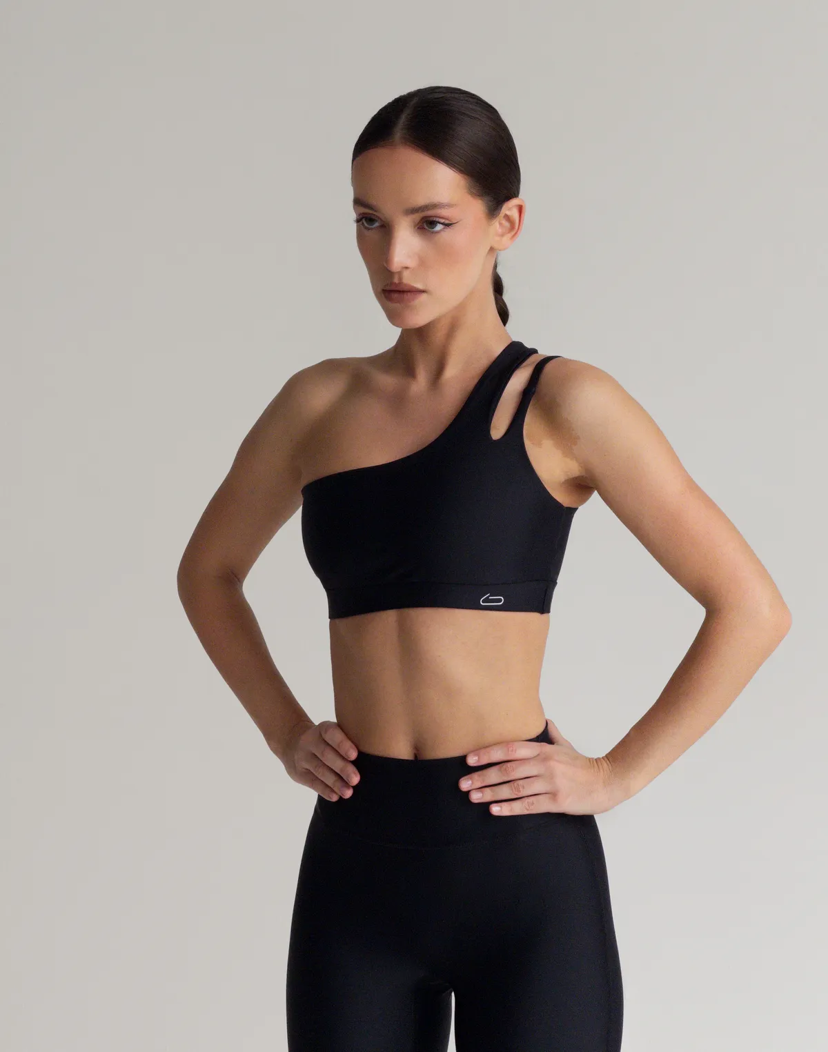 Топ спортивний з асиметричними бретелями, чорний - Фото 5