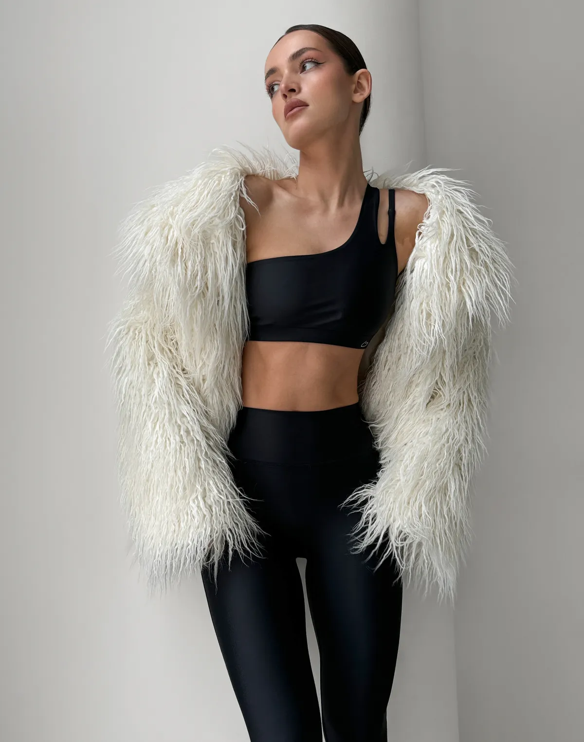 Топ спортивний з асиметричними бретелями, чорний - Фото 3