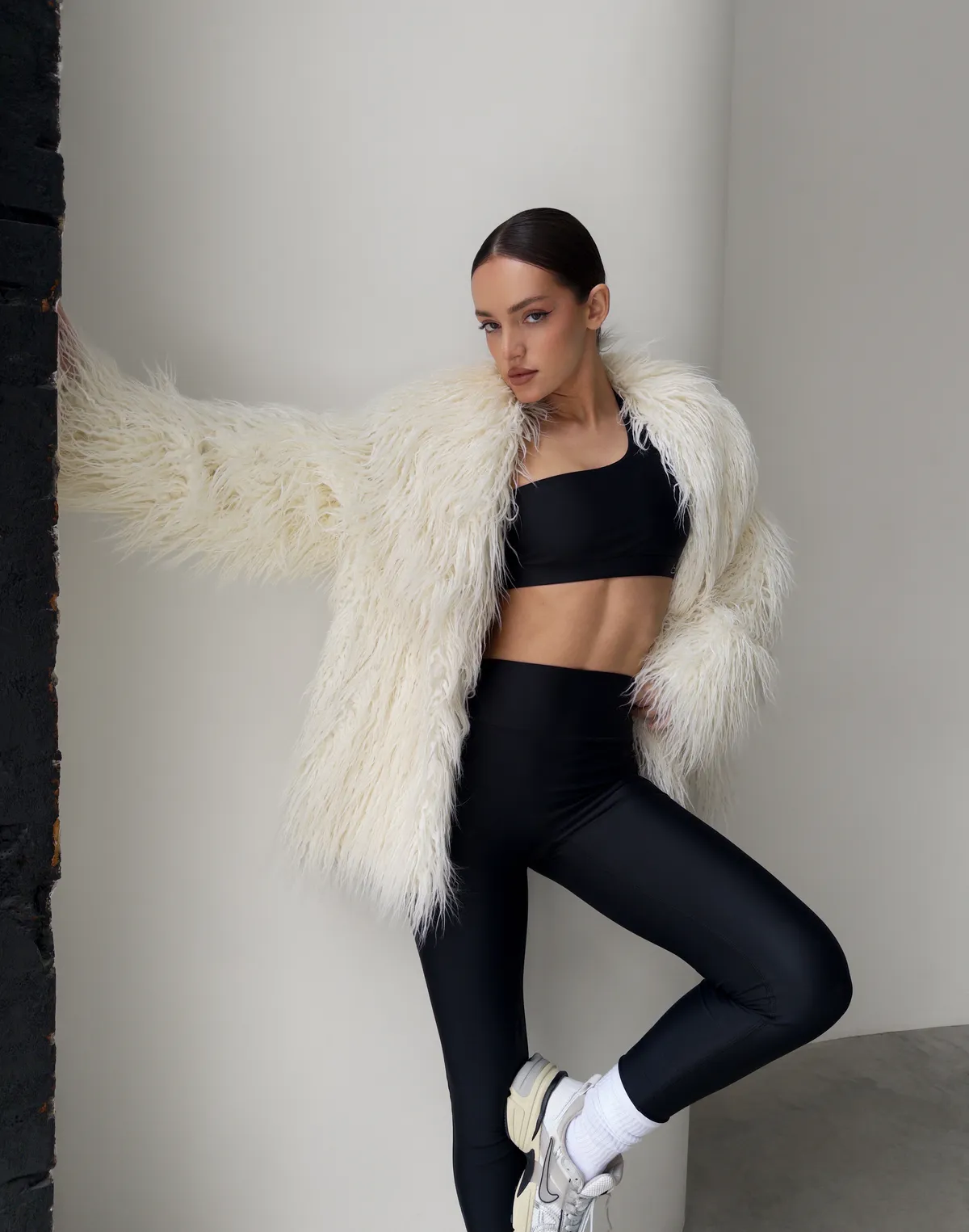 Топ спортивний з асиметричними бретелями, чорний - Фото 8