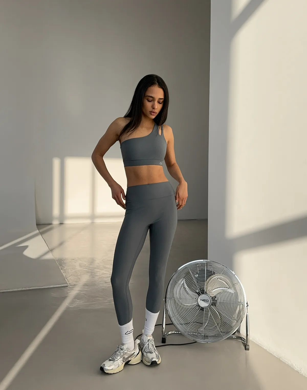 Комплект спортивний топ з асиметричними бретелями та лосини з високою посадкою, темно-сірі - Фото 7