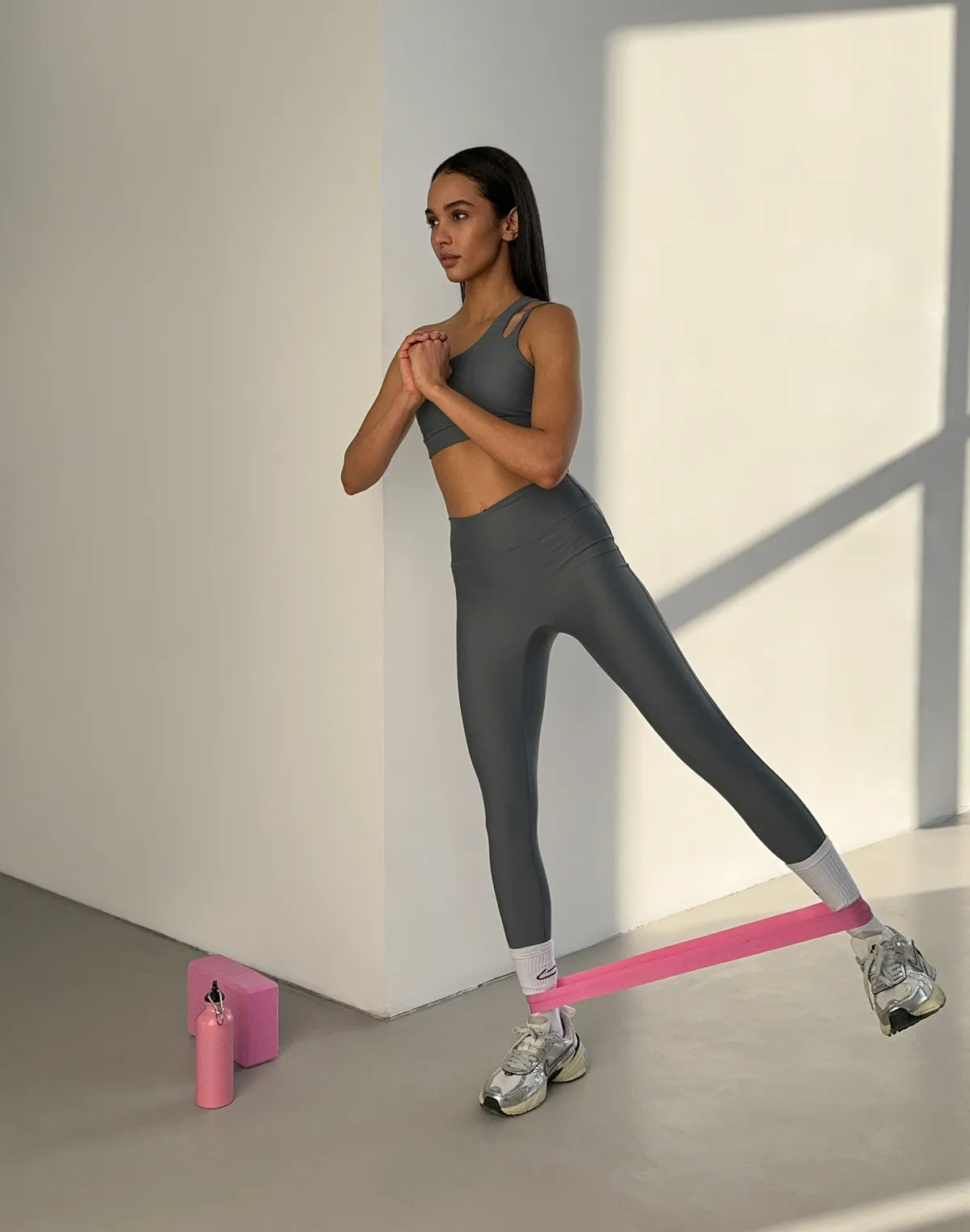 Комплект спортивний топ з асиметричними бретелями та лосини з високою посадкою, темно-сірі - Фото 4