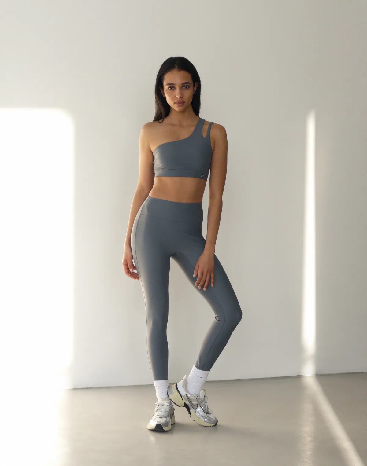 Комплект спортивний топ з асиметричними бретелями та лосини з високою посадкою, темно-сірі - Фото 1