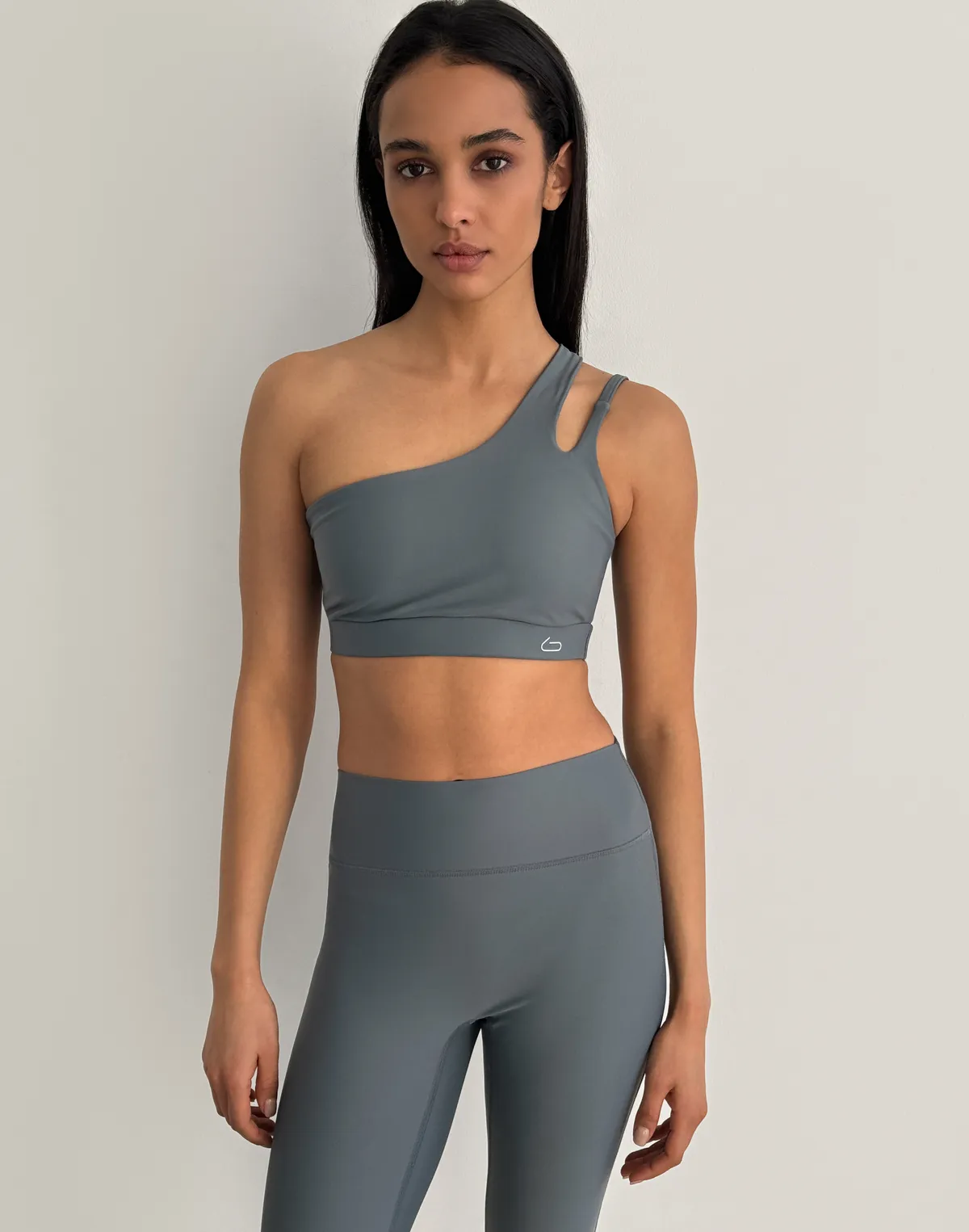 Топ спортивний з асиметричними бретелями, темно-сірий - Фото 6