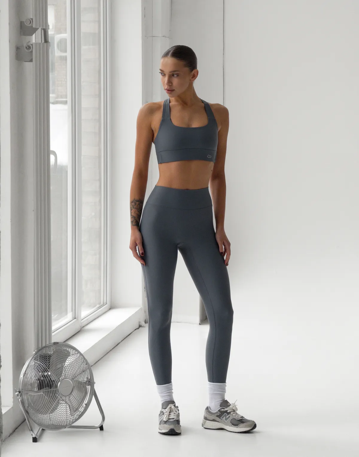 Топ спортивний з бретелями хрест на хрест, темно-сірий - Фото 3