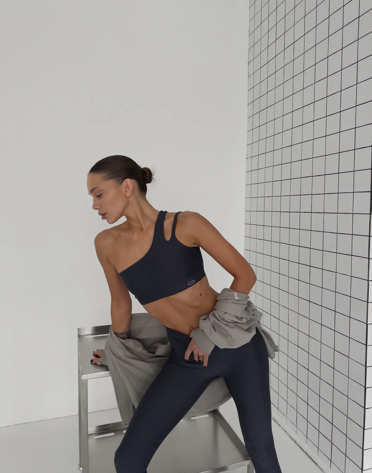 Топ спортивний з асиметричними бретелями, графіт - Фото 5