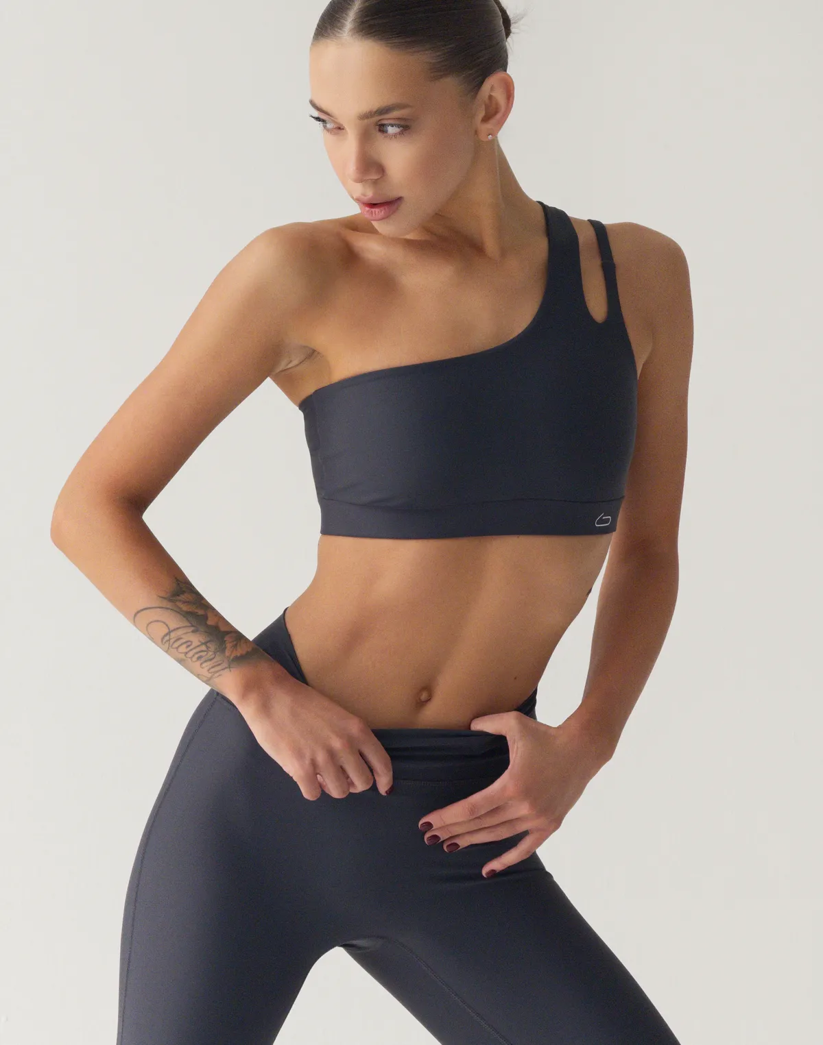 Топ спортивний з асиметричними бретелями, графіт - Фото 8