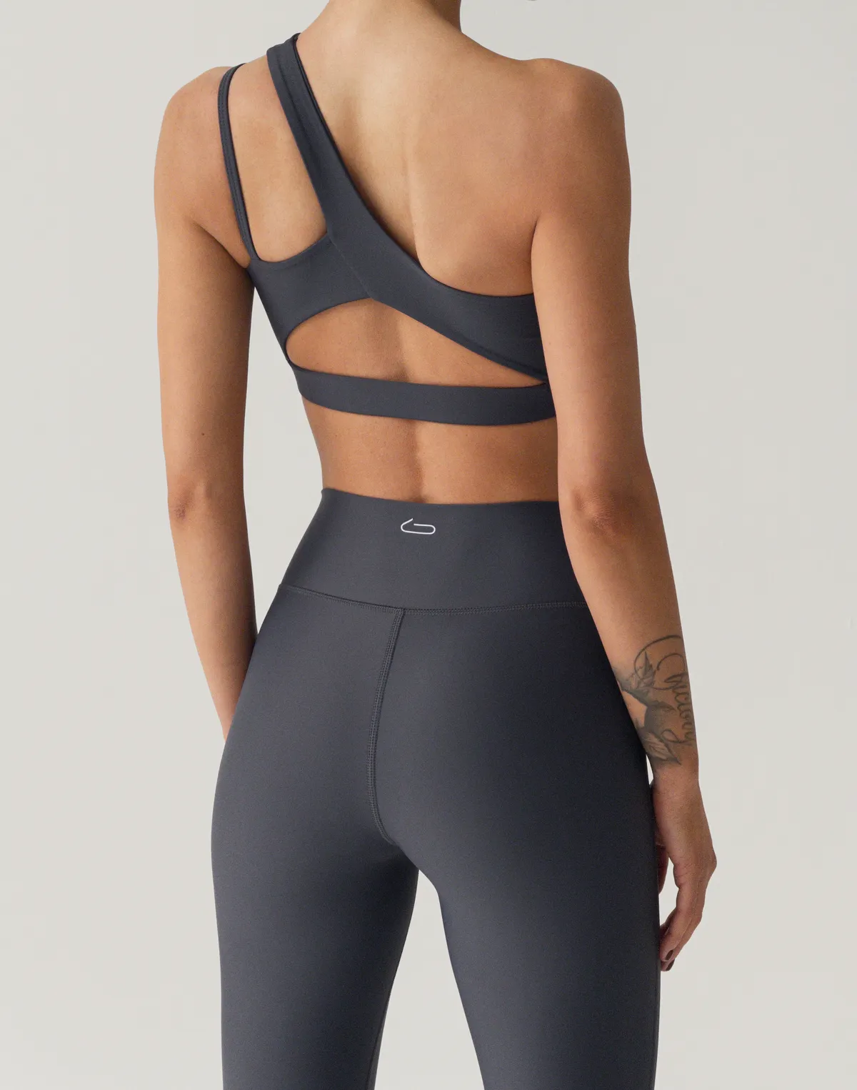 Топ спортивний з асиметричними бретелями, графіт - Фото 2