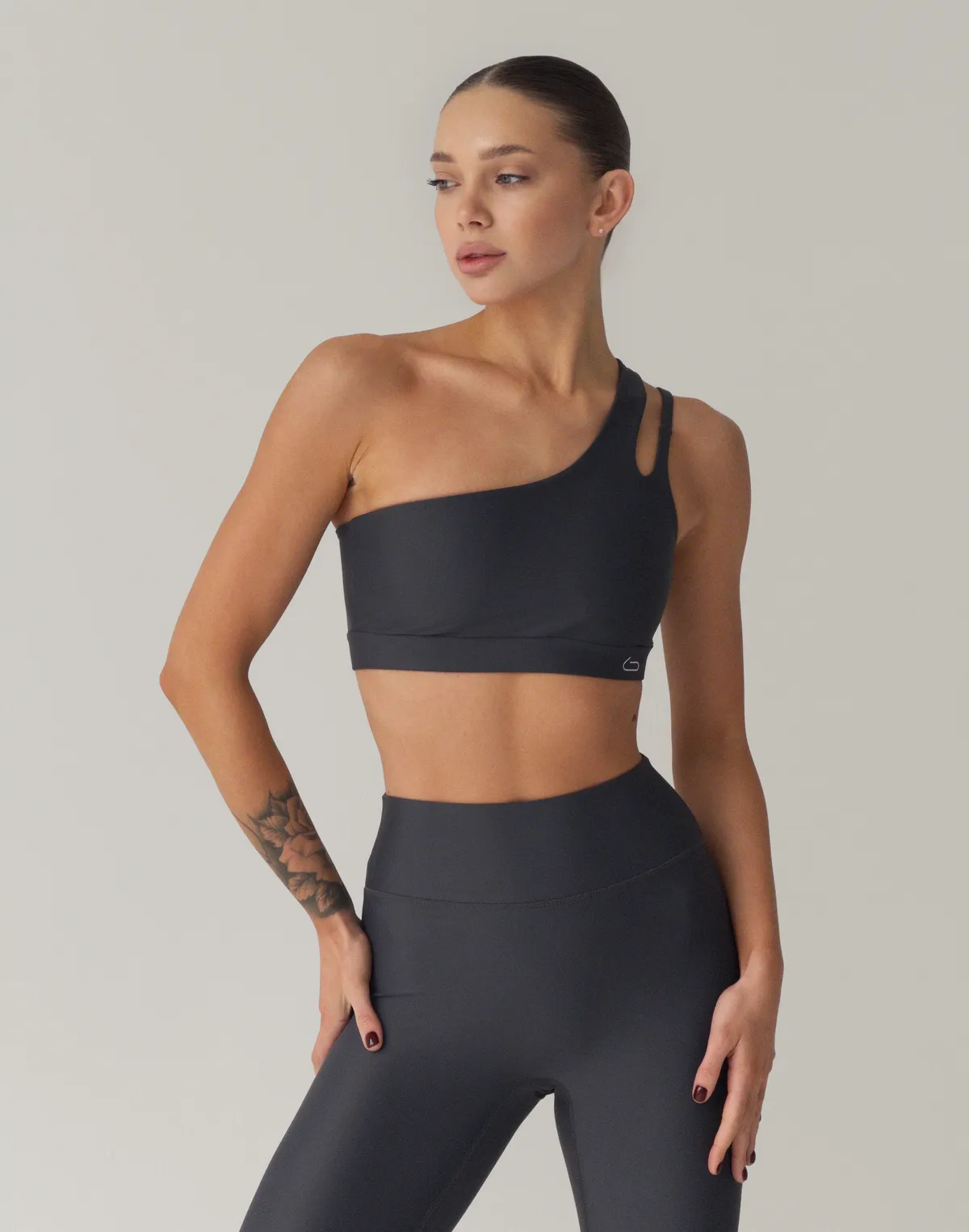 Топ спортивний з асиметричними бретелями, графіт - Фото 4