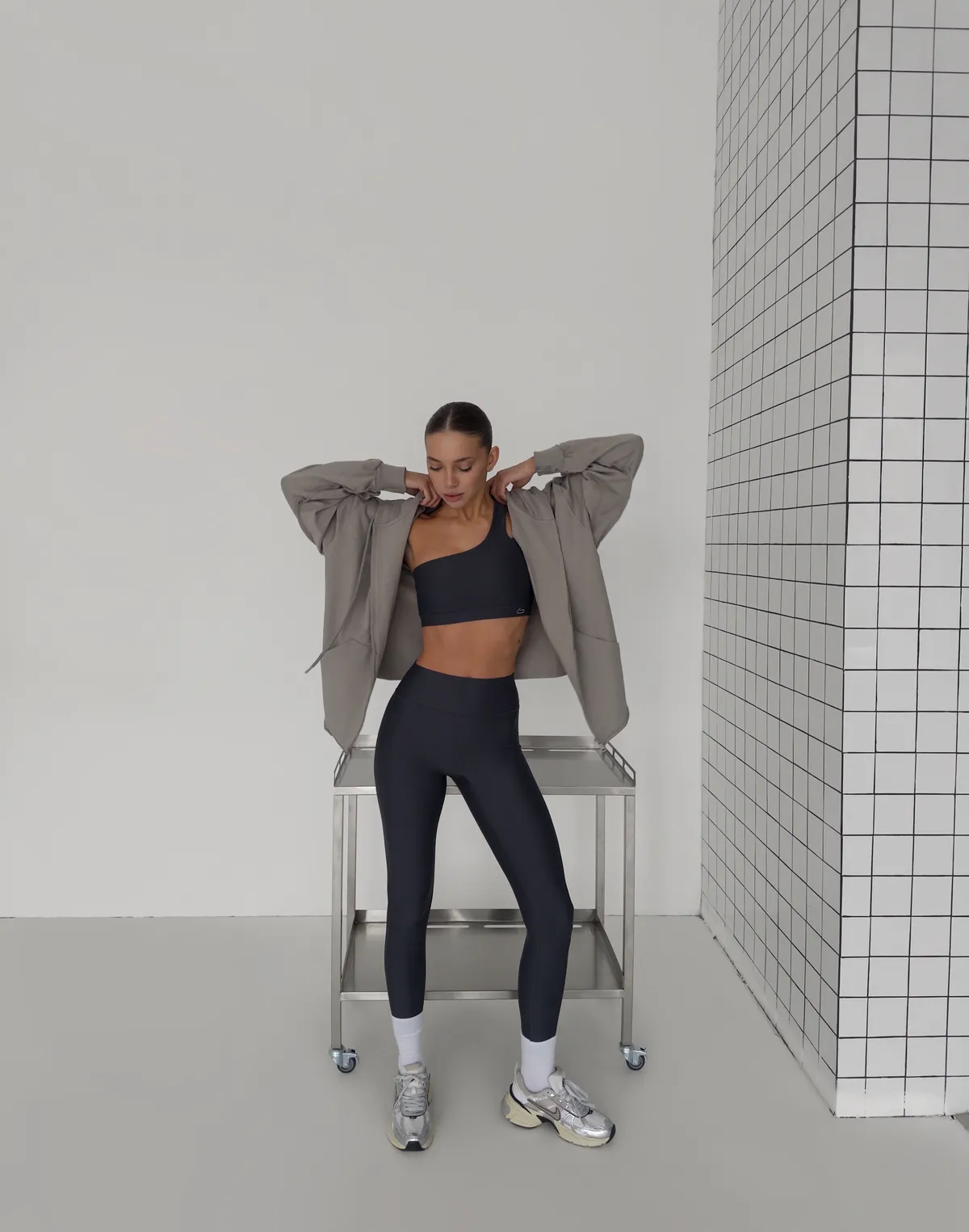 Топ спортивний з асиметричними бретелями, графіт - Фото 3