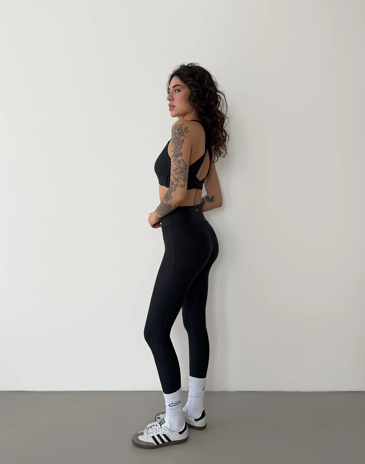 Комплект спортивний топ з бретелями хрест на хрест та лосини з високою посадкою, чорні - Фото 7