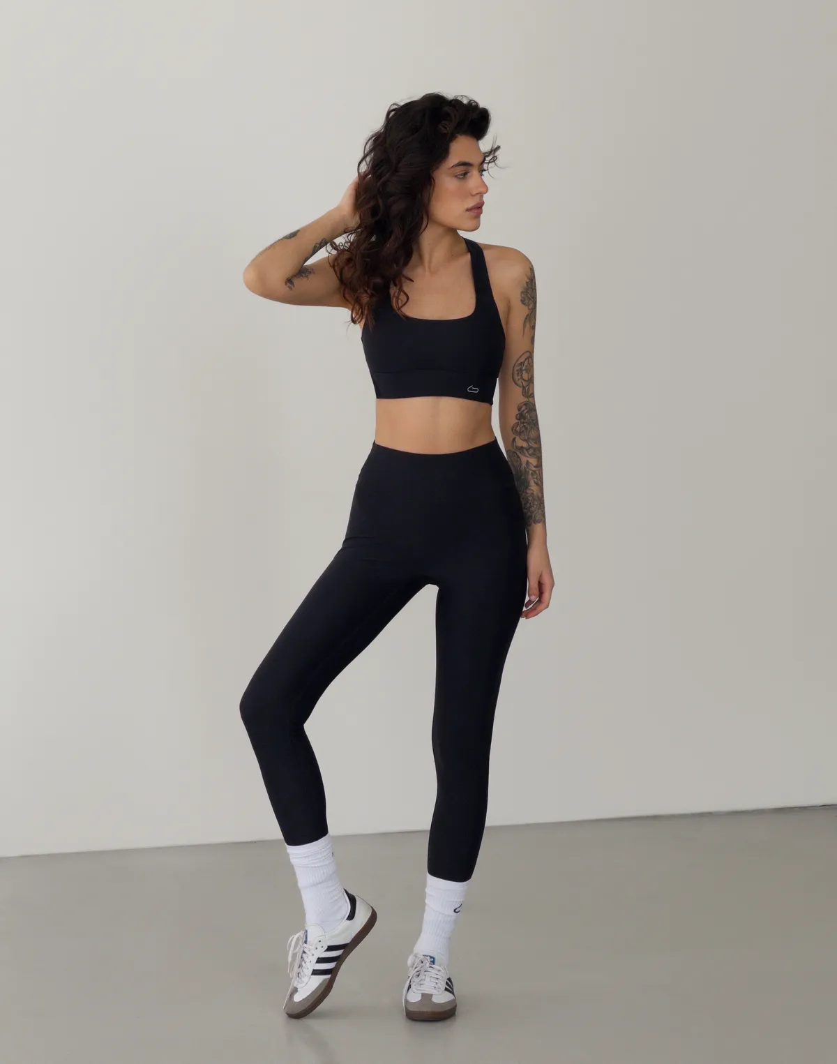 Комплект спортивний топ з бретелями хрест на хрест та лосини з високою посадкою, чорні - Фото 6