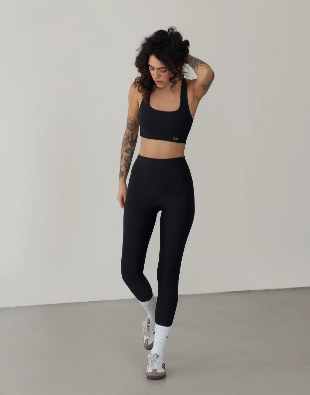 Топ спортивний з бретелями хрест на хрест, чорний - Фото 8