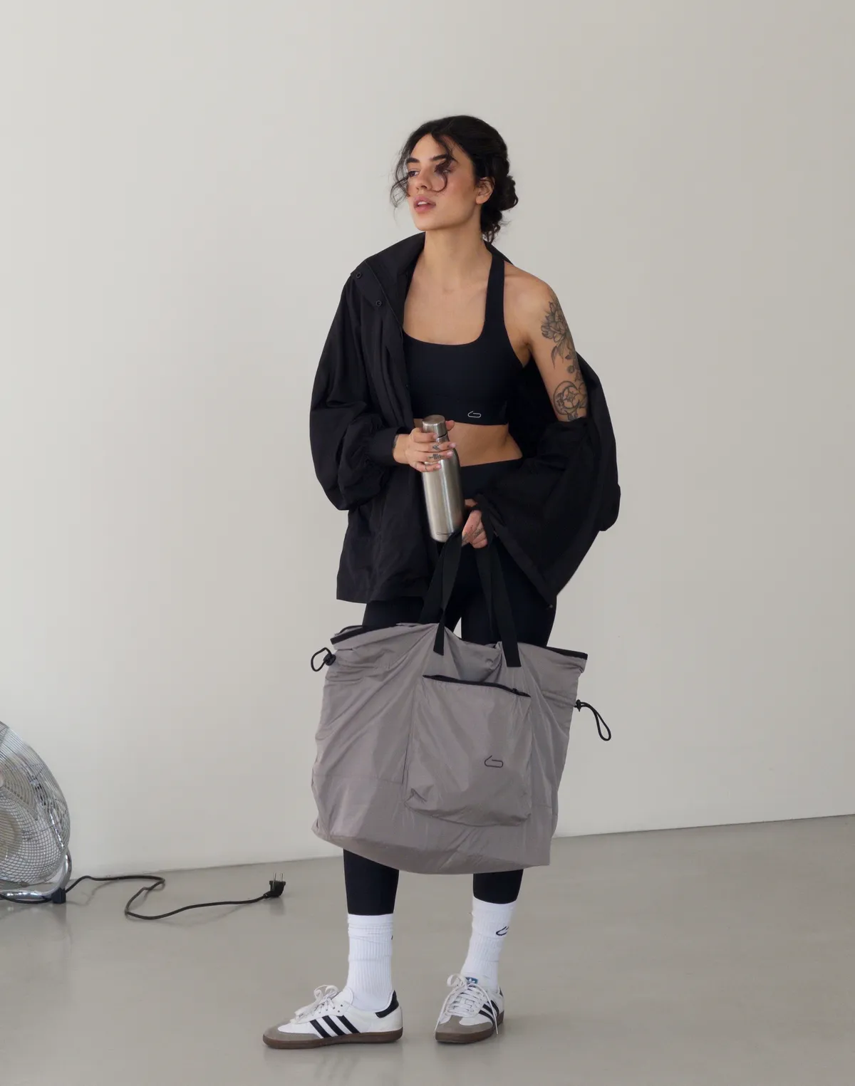 Комплект спортивний топ з бретелями хрест на хрест та лосини з високою посадкою, чорні - Фото 4