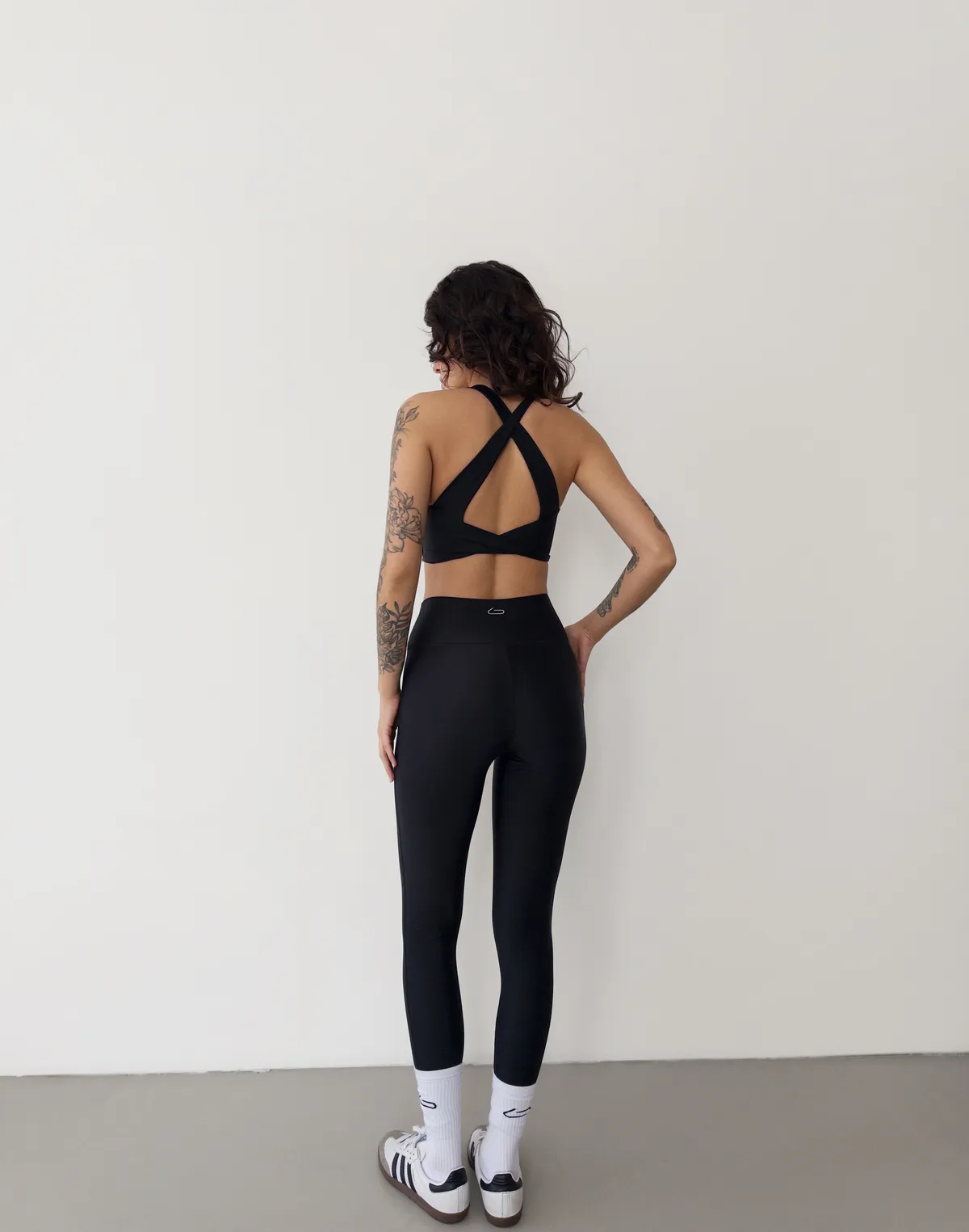 Комплект спортивний топ з бретелями хрест на хрест та лосини з високою посадкою, чорні - Фото 2