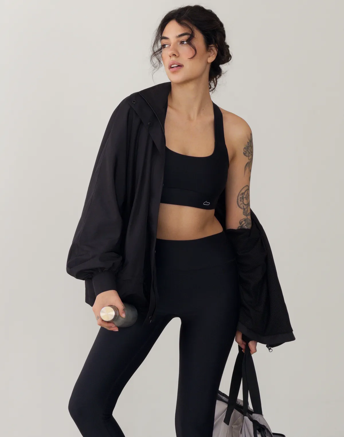 Топ спортивний з бретелями хрест на хрест, чорний - Фото 6