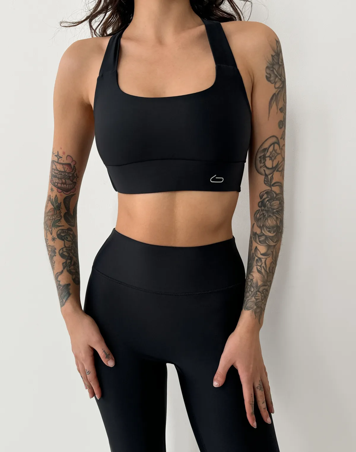 Топ спортивний з бретелями хрест на хрест, чорний - Фото 1