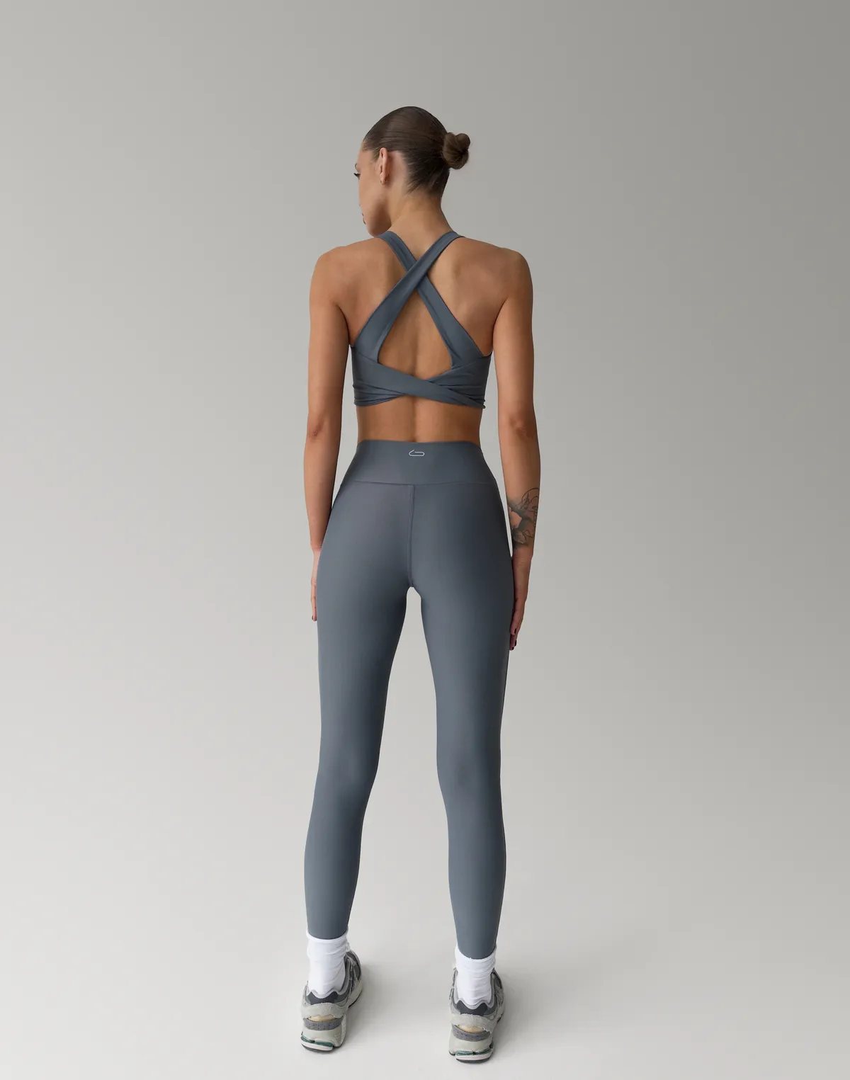 Комплект спортивний топ з бретелями хрест на хрест та лосини з високою посадкою, темно-сірі - Фото 2