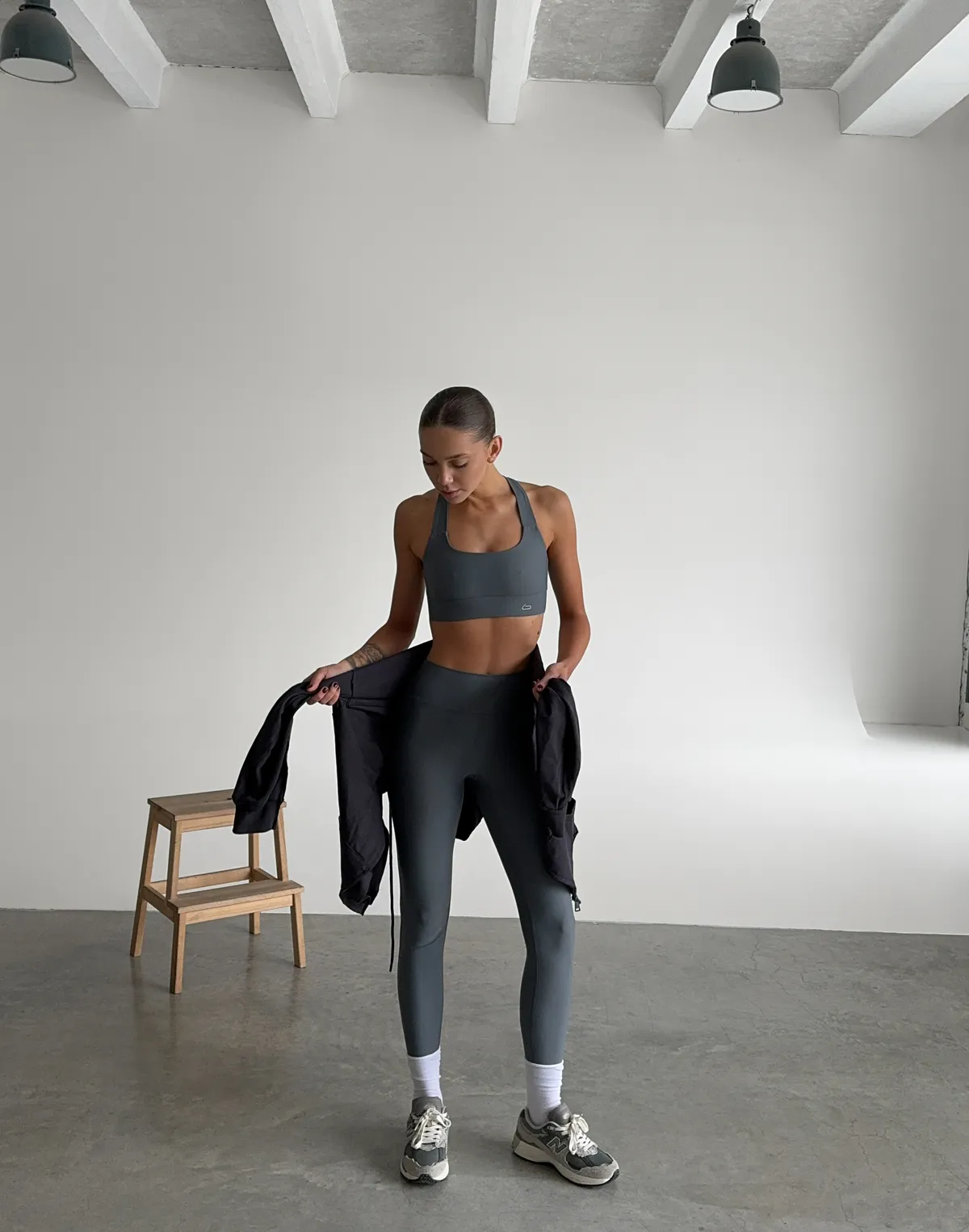 Комплект спортивний топ з бретелями хрест на хрест та лосини з високою посадкою, темно-сірі - Фото 3