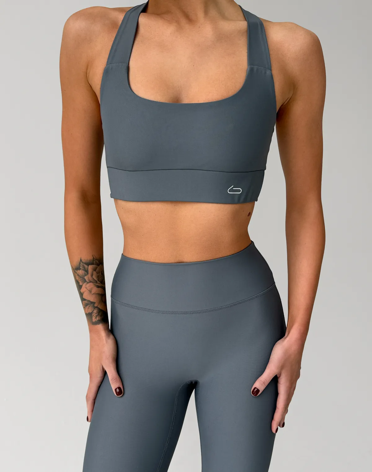 Топ спортивний з бретелями хрест на хрест, темно-сірий - Фото 1