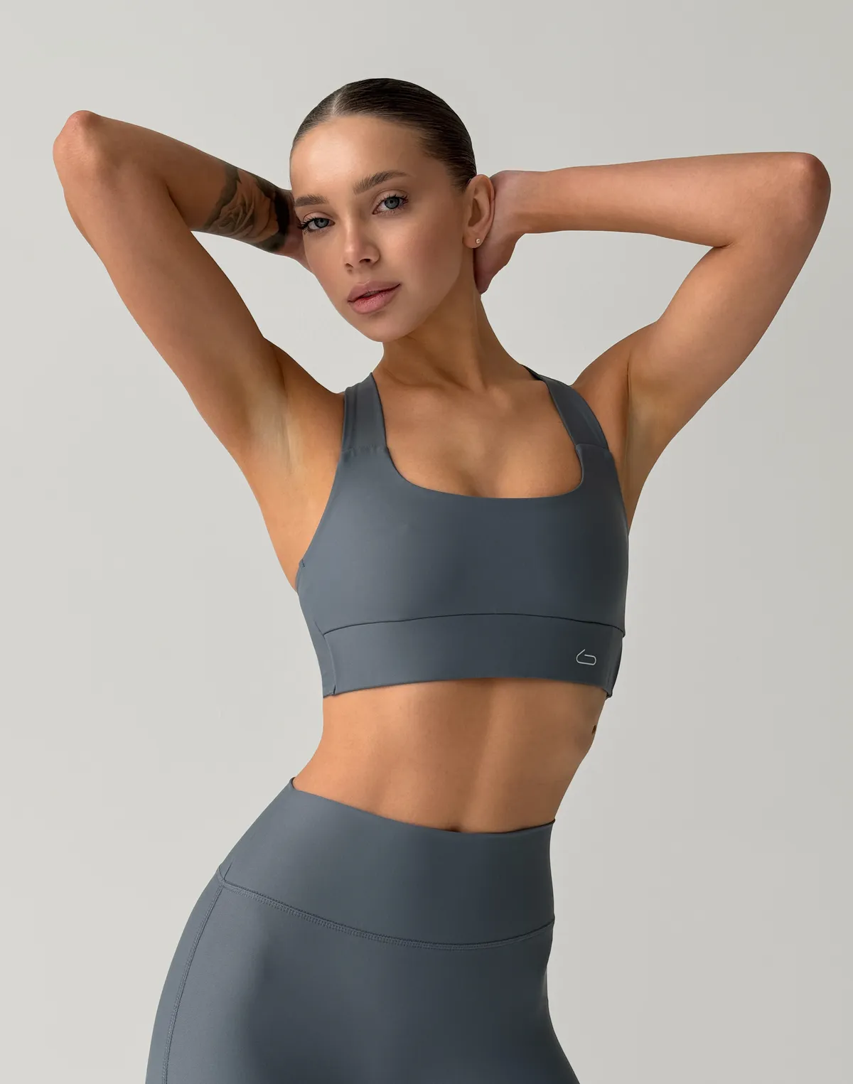 Топ спортивний з бретелями хрест на хрест, темно-сірий - Фото 8