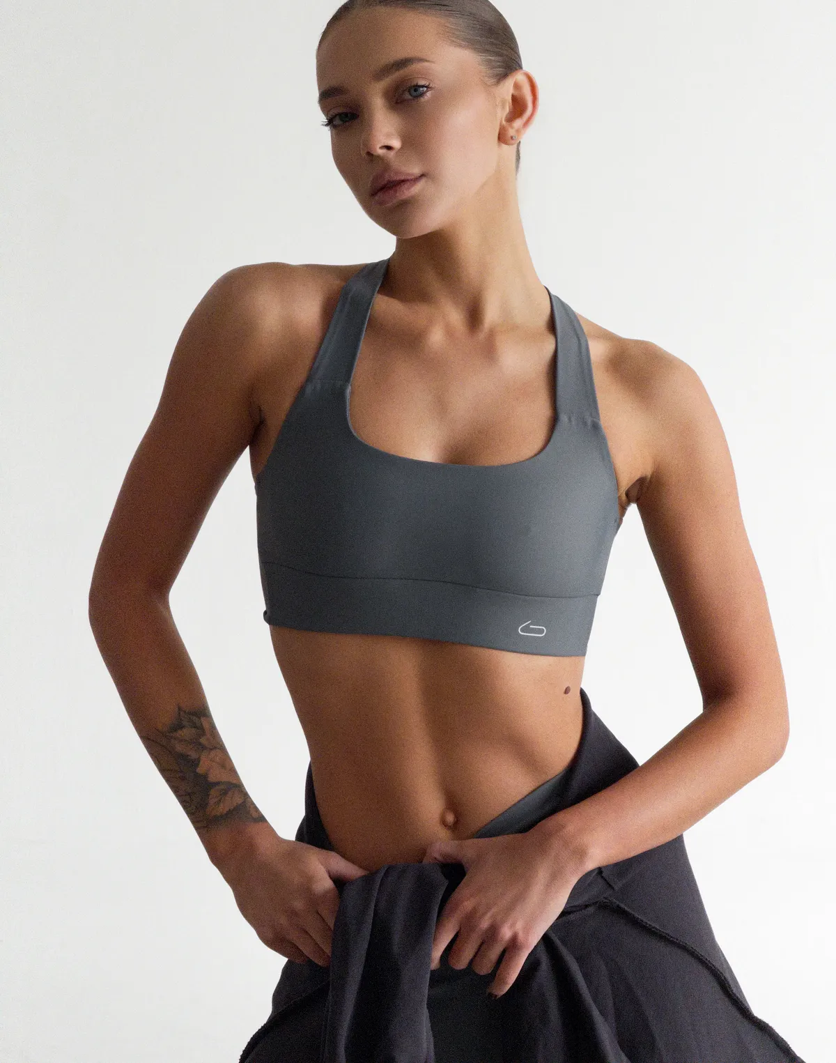 Топ спортивний з бретелями хрест на хрест, темно-сірий - Фото 6