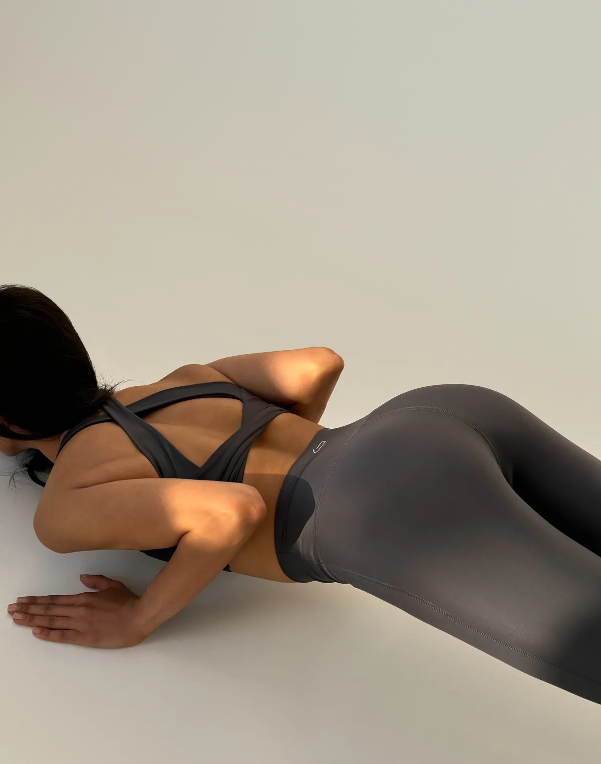 Топ спортивний з бретелями хрест на хрест, графіт - Фото 6