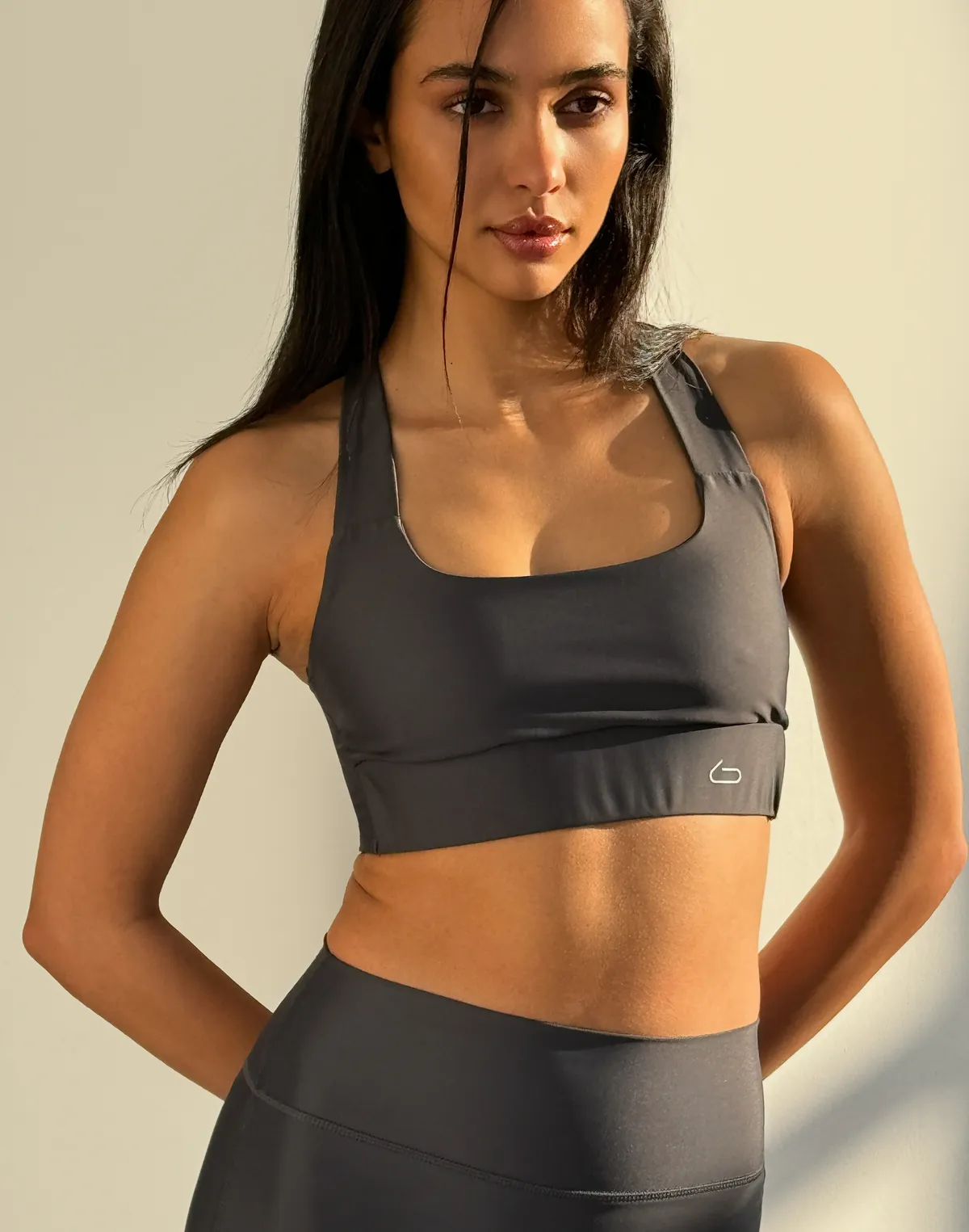 Топ спортивний з бретелями хрест на хрест, графіт - Фото 5