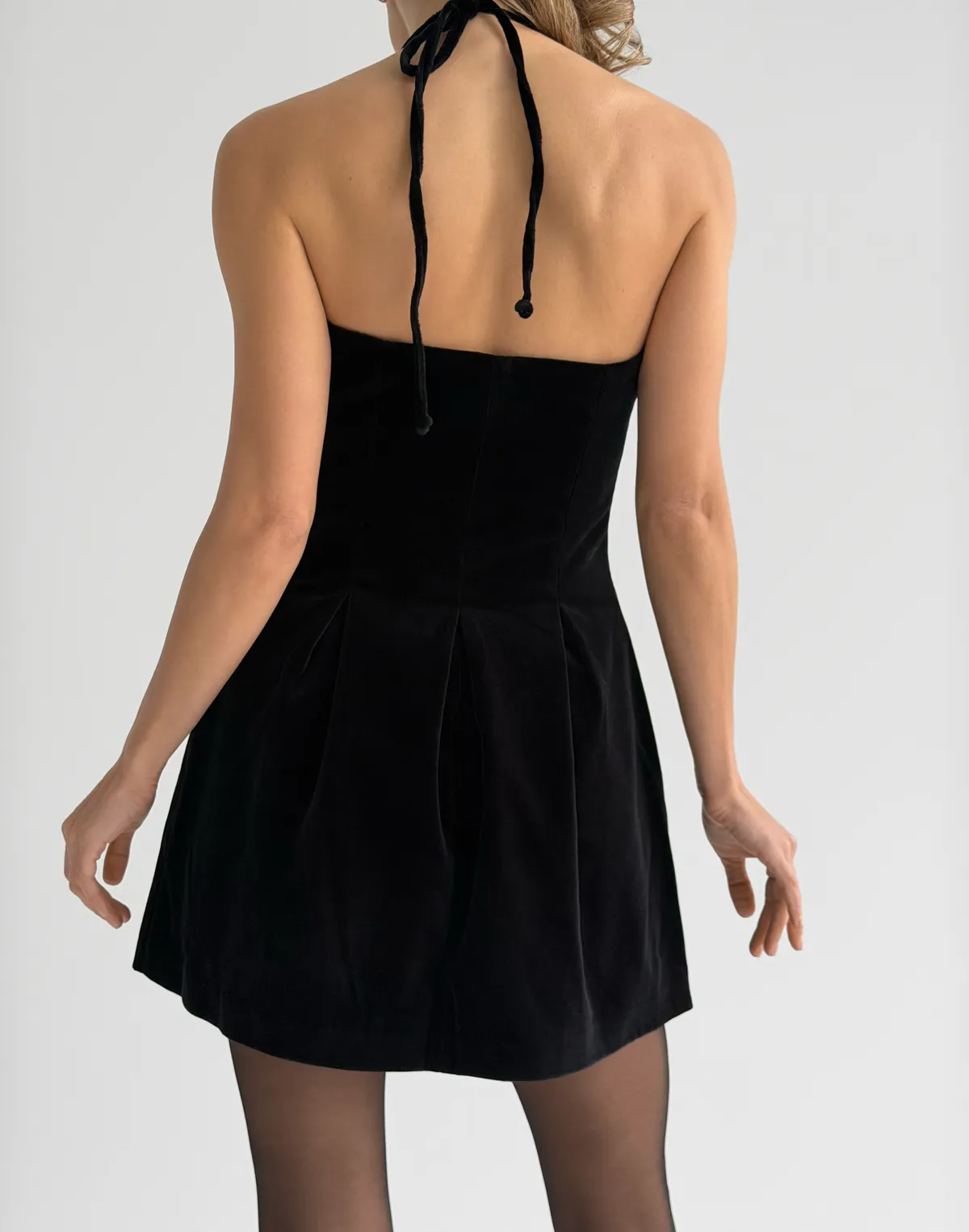 Сукня міні велюрова з моделюючими швами із 100% бавовни, чорна - Фото 2