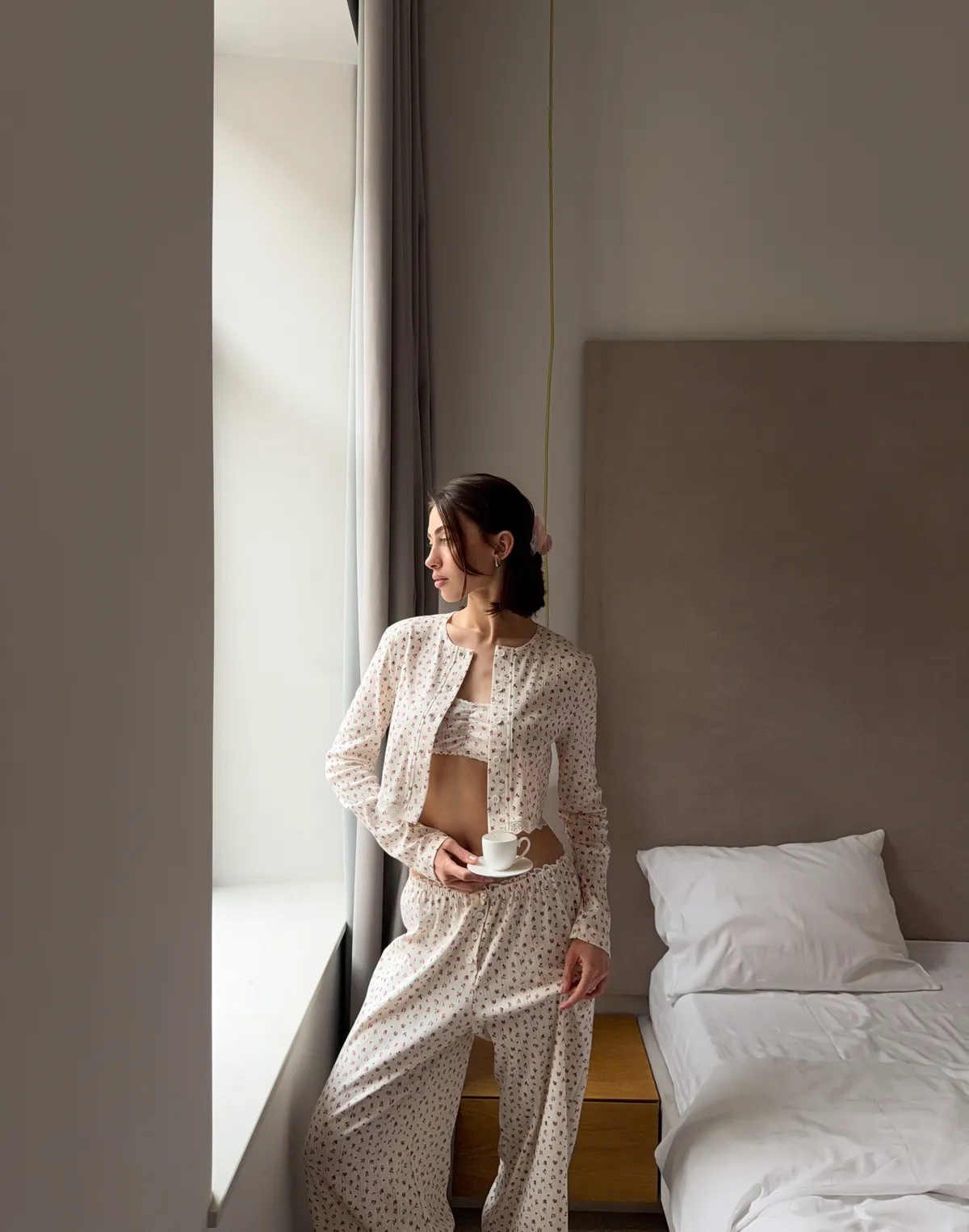 Кофтинка піжамна на ґудзиках, молочна у квіточку - Фото 3