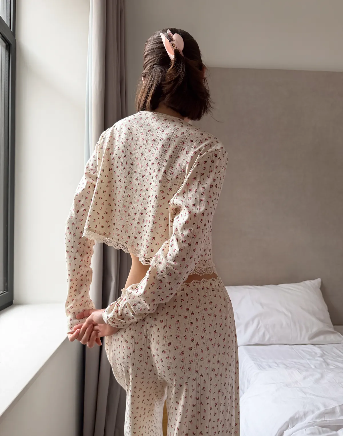 Кофтинка піжамна на ґудзиках, молочна у квіточку - Фото 2