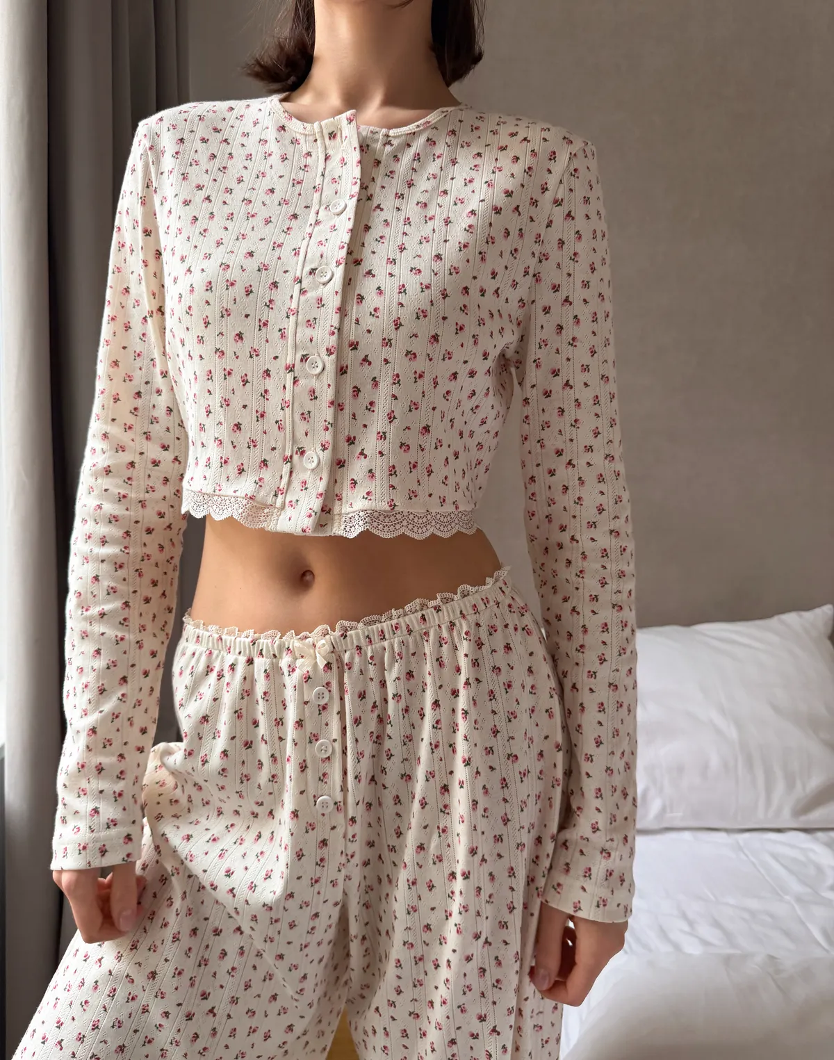 Кофтинка піжамна на ґудзиках, молочна у квіточку - Фото 1