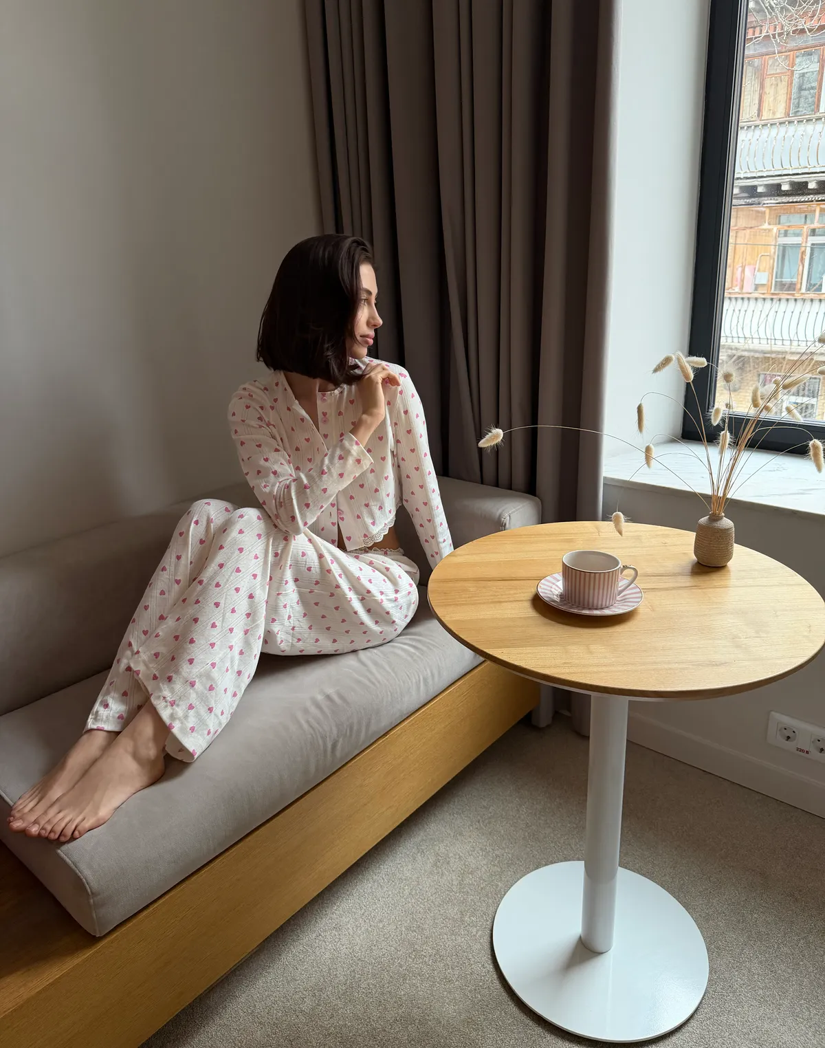 Комплект піжамний для дому кофтинка на ґудзиках та штани, айворі в рожеві сердечка - Фото 4