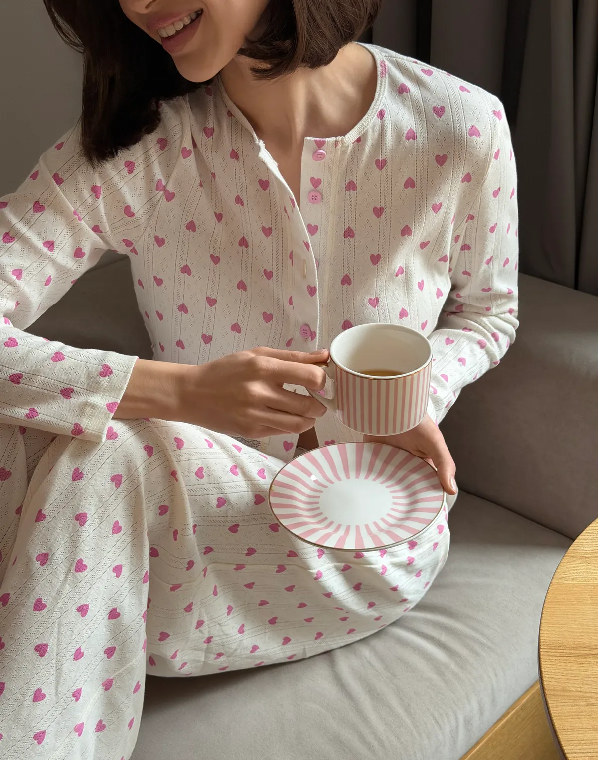 Комплект піжамний для дому кофтинка на ґудзиках та штани, айворі в рожеві сердечка - Фото 3