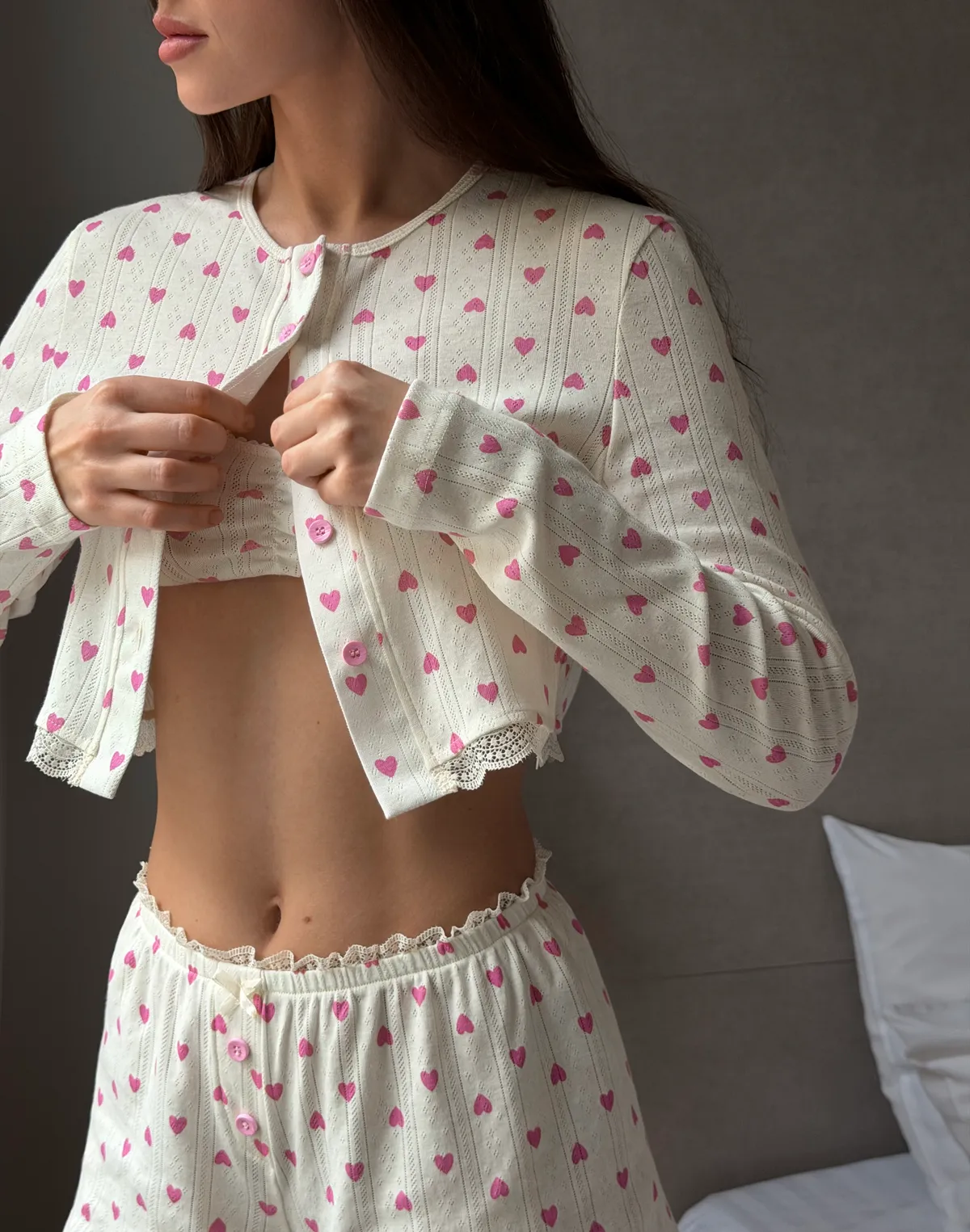 Кофтинка піжамна на ґудзиках, айворі в рожеві сердечка - Фото 4