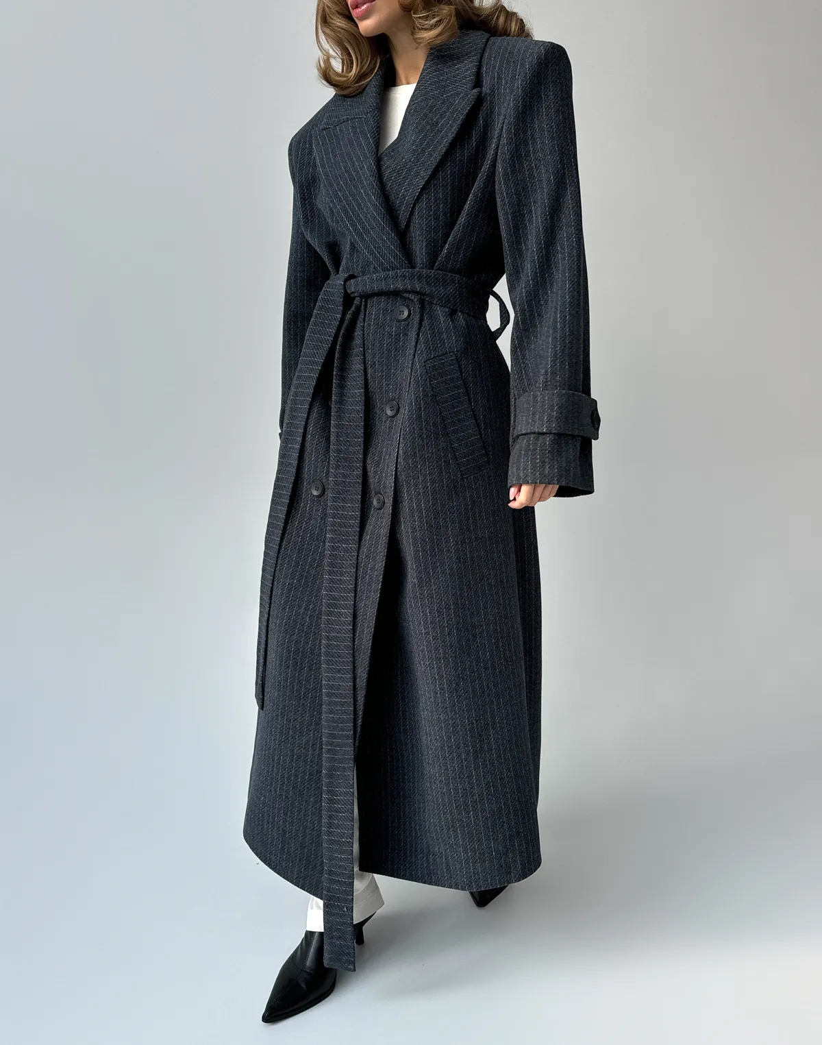 Пальто оверсайз з чоловічого плеча з поясом з вовною у складі, графіт у смужку - Фото 1
