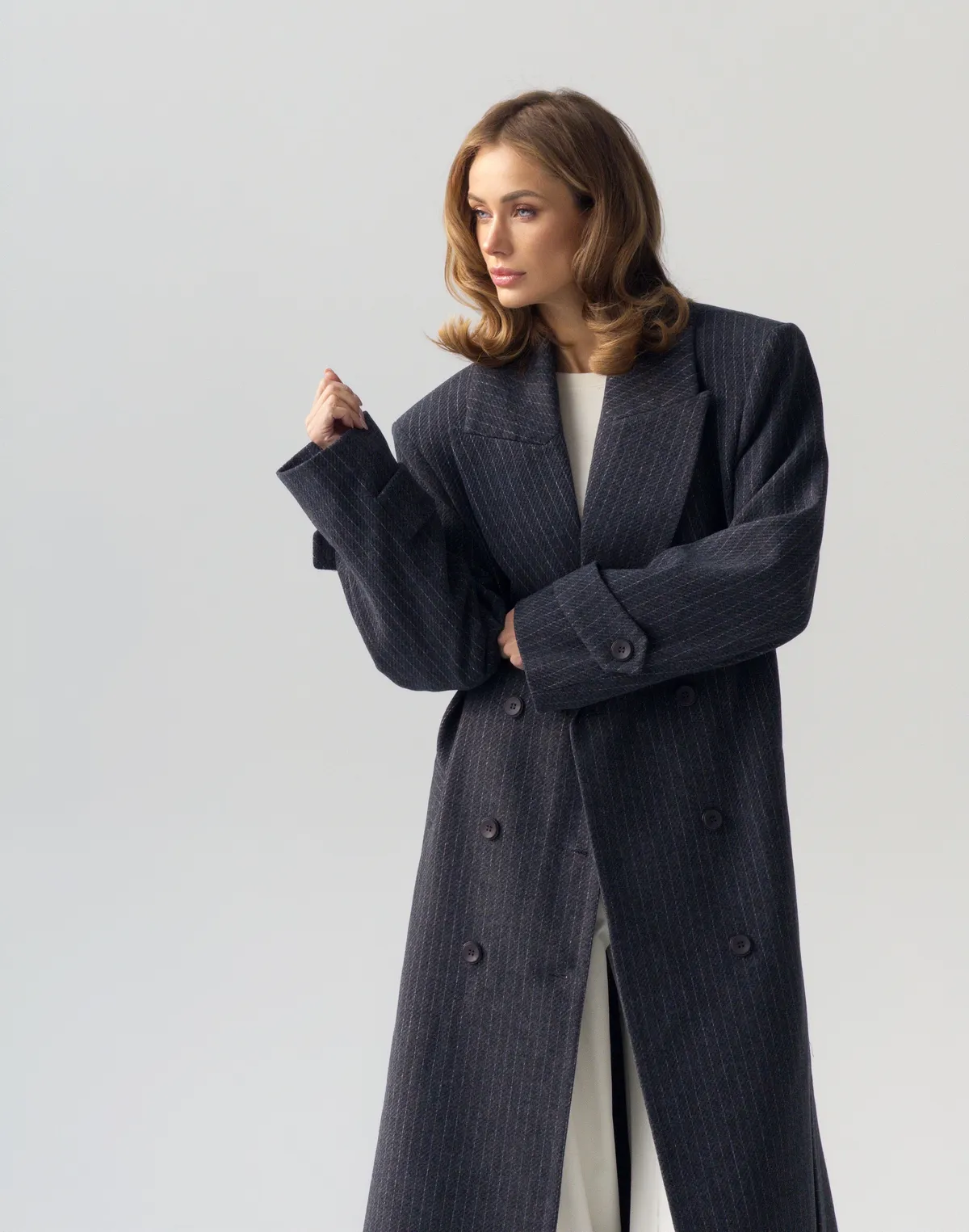 Пальто оверсайз з чоловічого плеча з поясом з вовною у складі, графіт у смужку - Фото 5