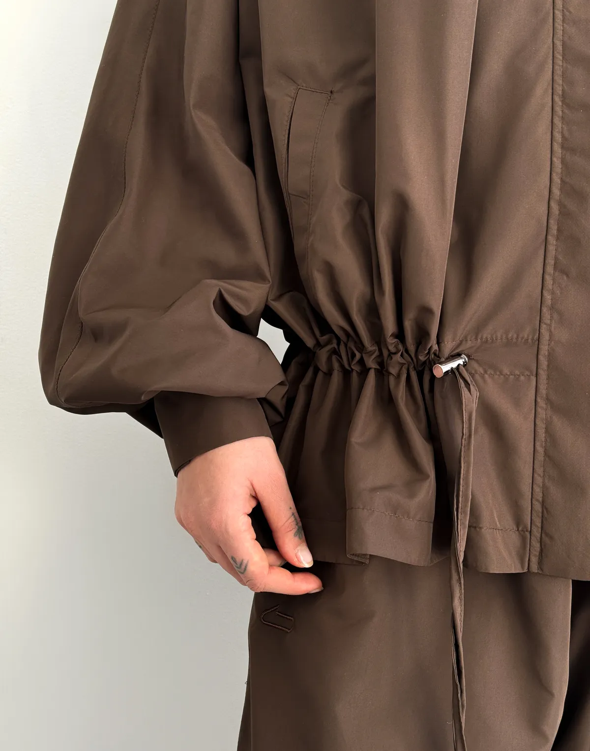 Зіпер з плащової тканини із затяжками, шоколадний - Фото 8