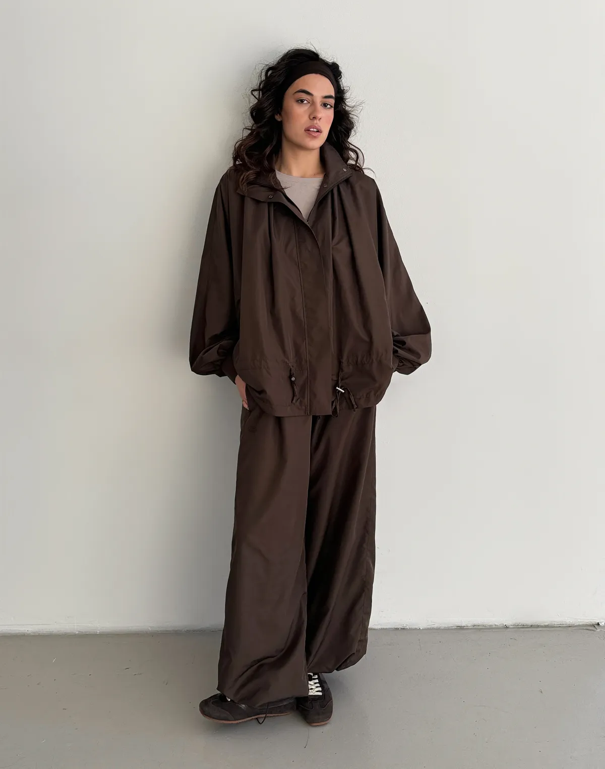 Комплект з плащової тканини зіпер із затяжками та штани вільного крою, шоколадні - Фото 1