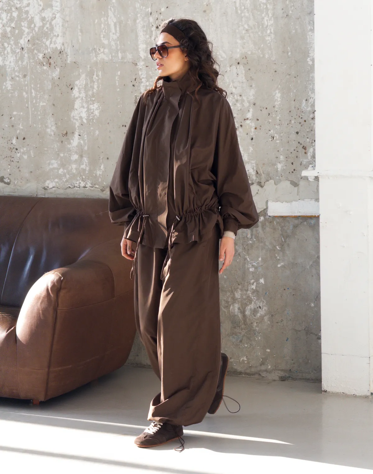 Штани вільного крою з плащової тканини спортивні, шоколадні - Фото 8