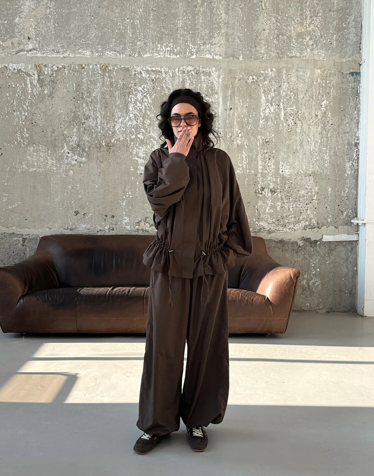 Штани вільного крою з плащової тканини спортивні, шоколадні - Фото 7