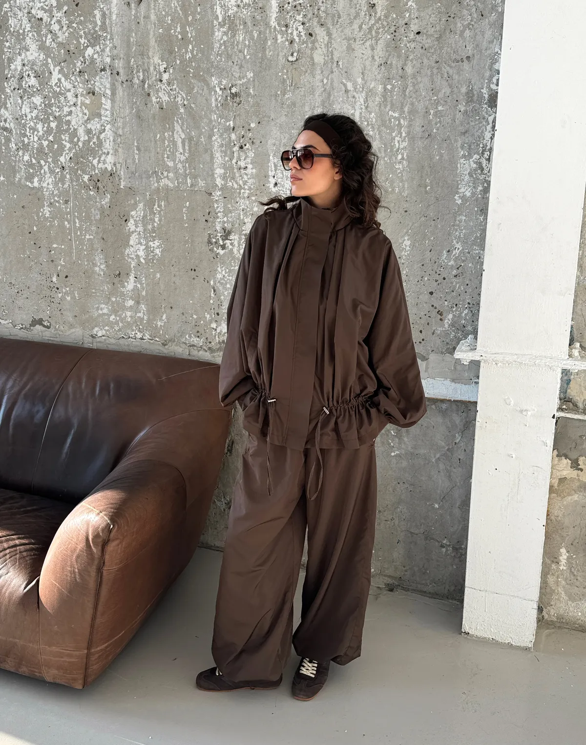 Штани вільного крою з плащової тканини спортивні, шоколадні - Фото 4