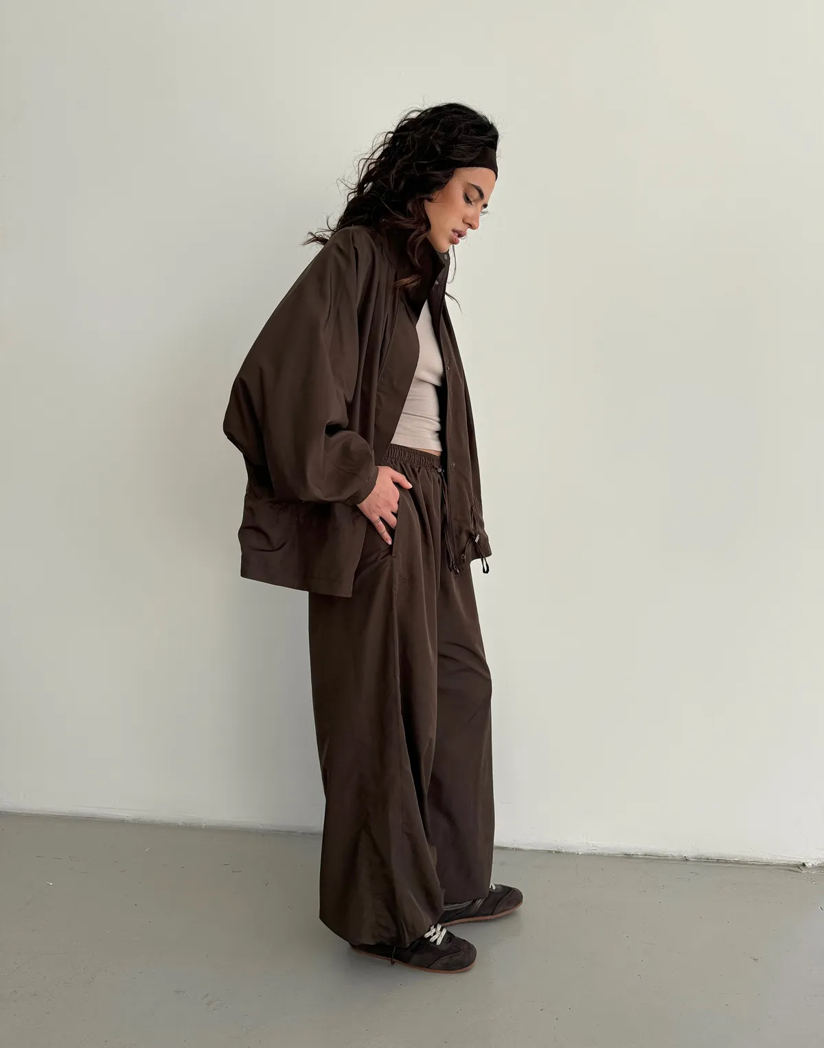 Зіпер з плащової тканини із затяжками, шоколадний - Фото 6