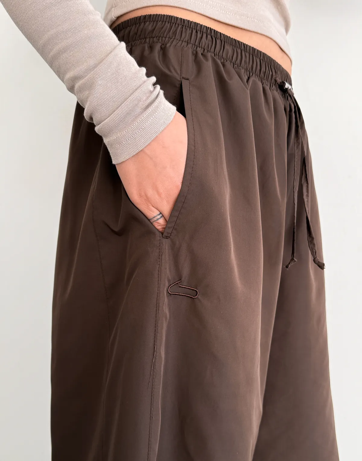 Штани вільного крою з плащової тканини спортивні, шоколадні - Фото 6