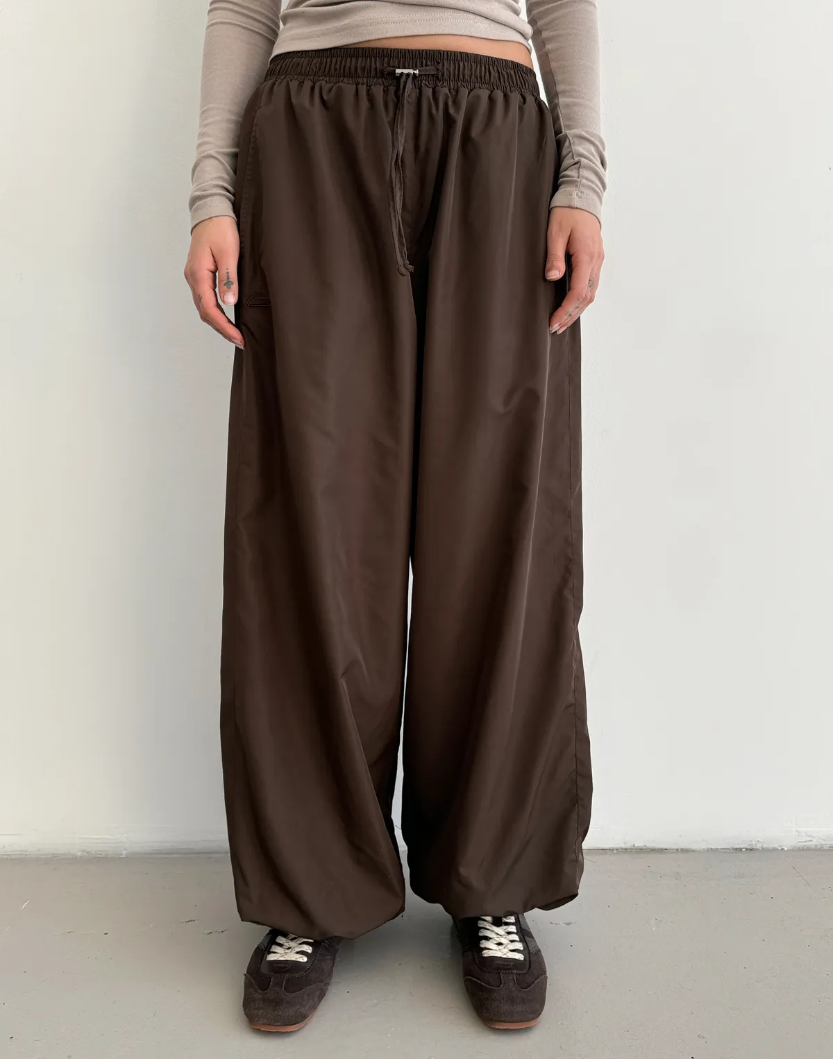 Штани вільного крою з плащової тканини спортивні, шоколадні - Фото 1