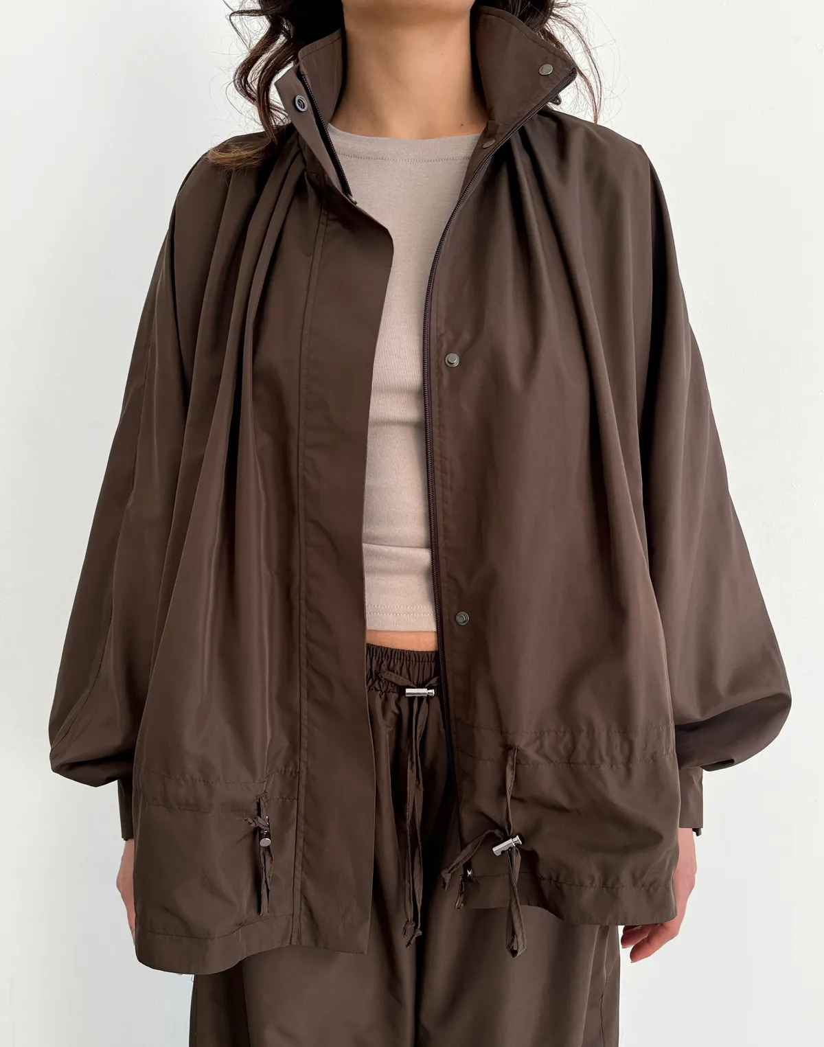 Зіпер з плащової тканини із затяжками, шоколадний - Фото 4