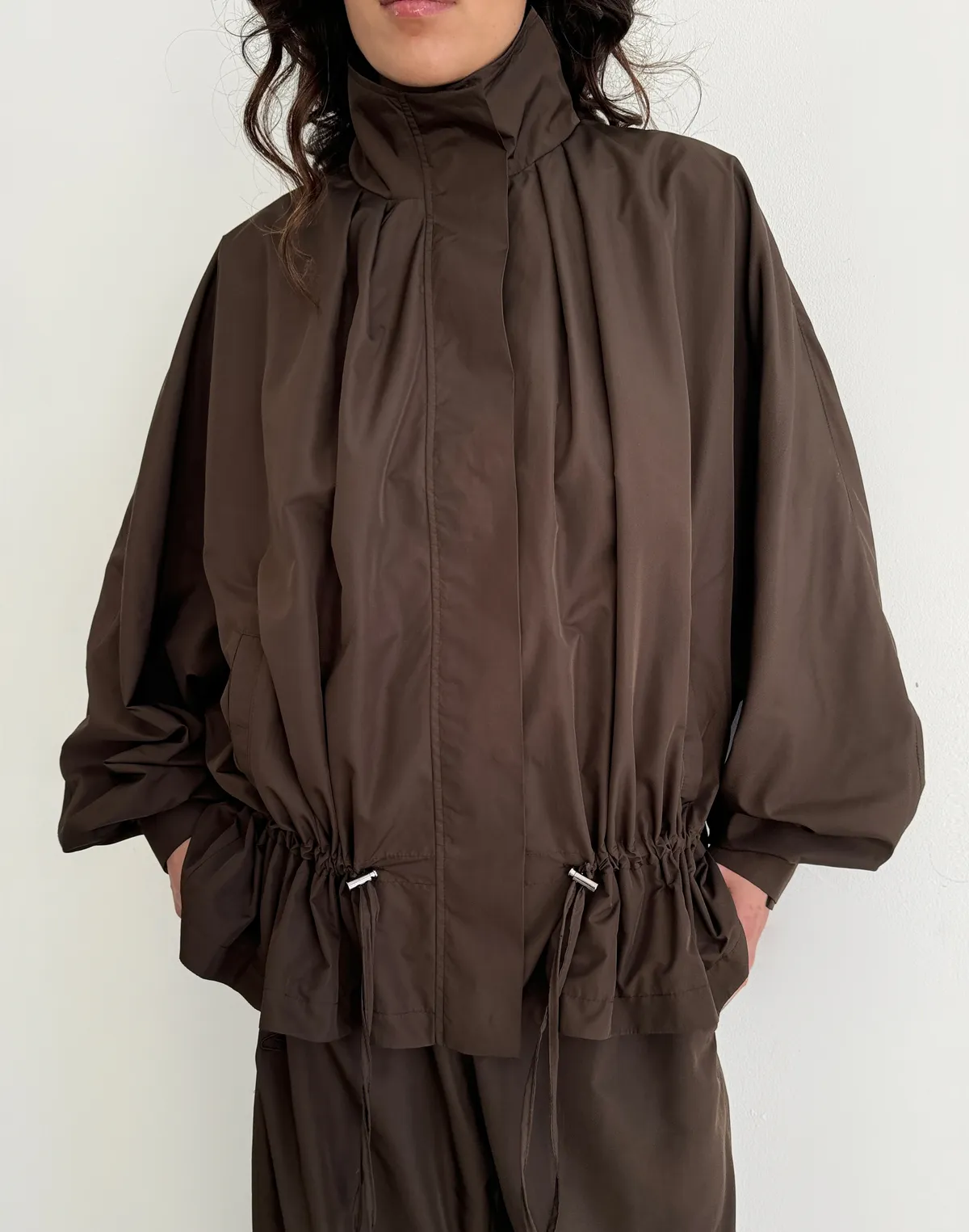 Зіпер з плащової тканини із затяжками, шоколадний - Фото 1