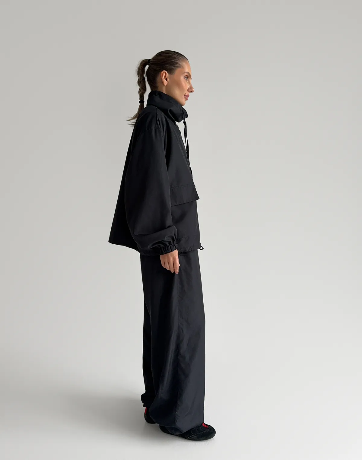 Комплект з плащової тканини зіпер з кишенями та джогери на затяжках по низу, чорні - Фото 6